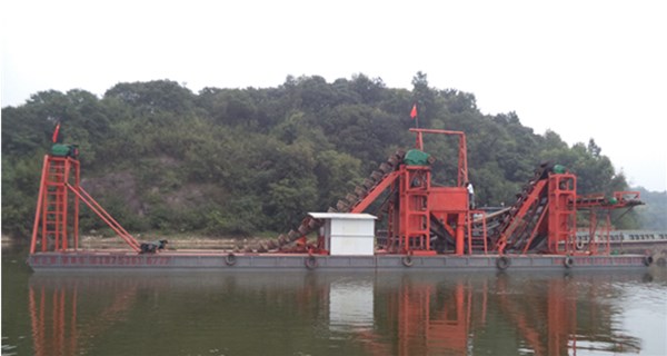 How does the large chain bucket sand dredger of Weifang Dongyang Haike Heavy Industry Co., Ltd. work and what is its efficiency